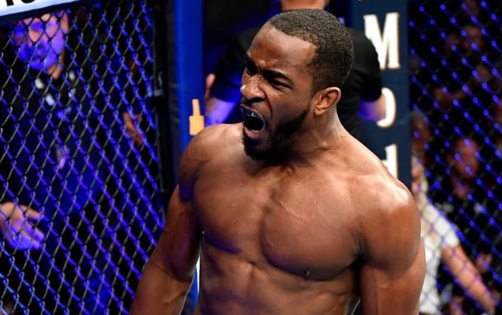 Bojovník UFC robí čašníka. Z niečoho účty platiť musí